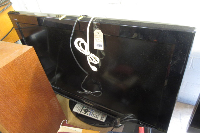 PANASONIC TV AND REMOTE Image