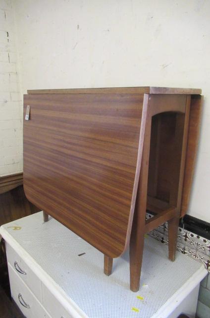 FORMICA DROP LEAF TABLE Image