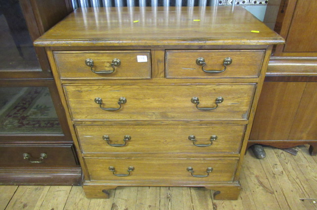 SMALL OAK CHEST OF DRAWERS Image