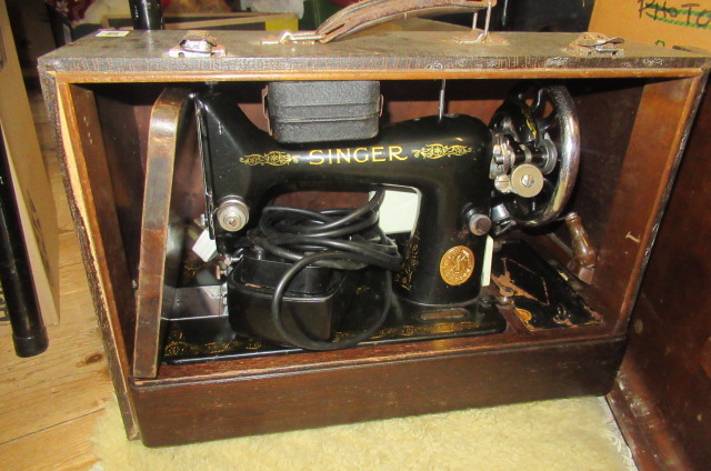 CASED SINGER SEWING MACHINE Image