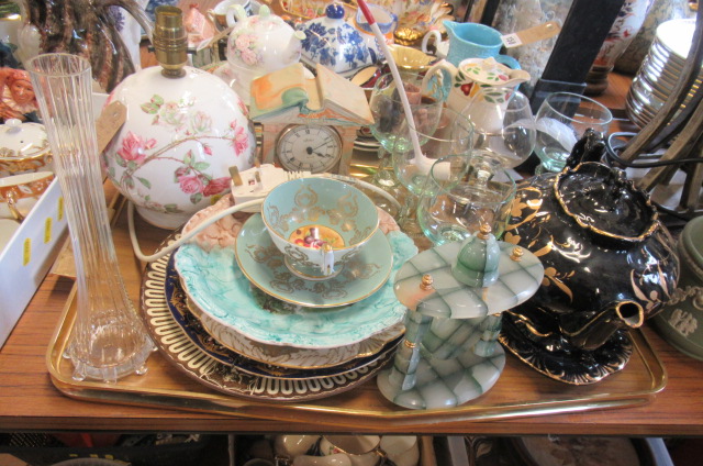 TRAY OF CERAMICS AND GLASS INCLUDING TABLE LAMP Image