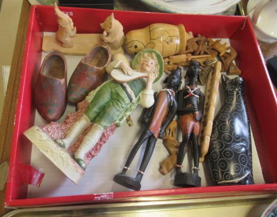 TRAY OF ORNAMENTS ETC Image