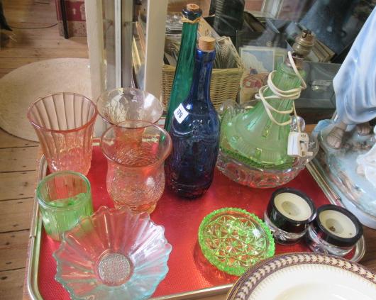 QUANTITY OF GLASSWARE INCLUDING TABLE LAMP Image