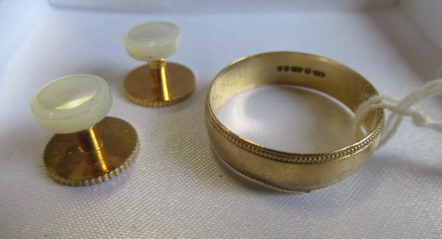 9CT GOLD WEDDING RING AND A PAIR OF GILT SHIRT STUDS Image