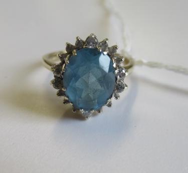 9CT GOLD AND TOPAZ CLUSTER RING Image