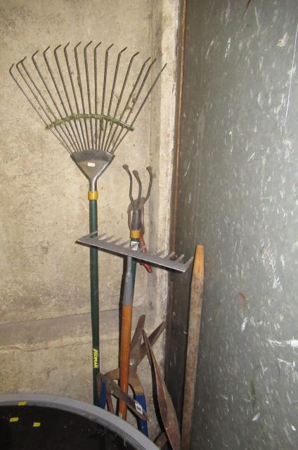 BUNDLE OF GARDEN TOOLS Image