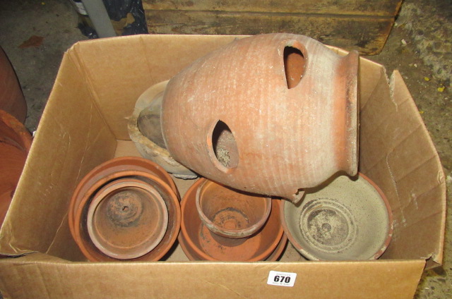 BOX OF PLANT POTS Image