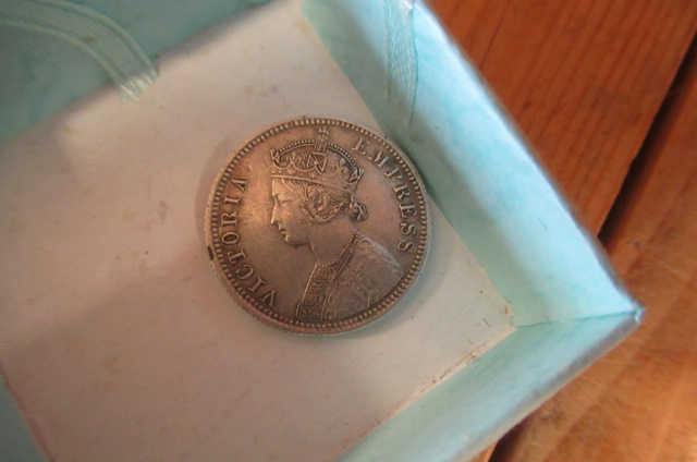 VICTORIAN INDIAN 1881 QUARTER SILVER RUPEE Image