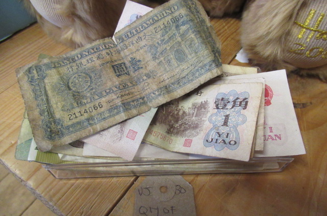 QUANTITY OF WORLD BANK NOTES Image