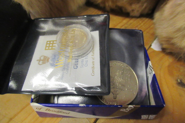TWO 1992 FALKLAND ISLANDS SILVER 50P COINS AND SILVER GUERNSEY £1 COIN Image