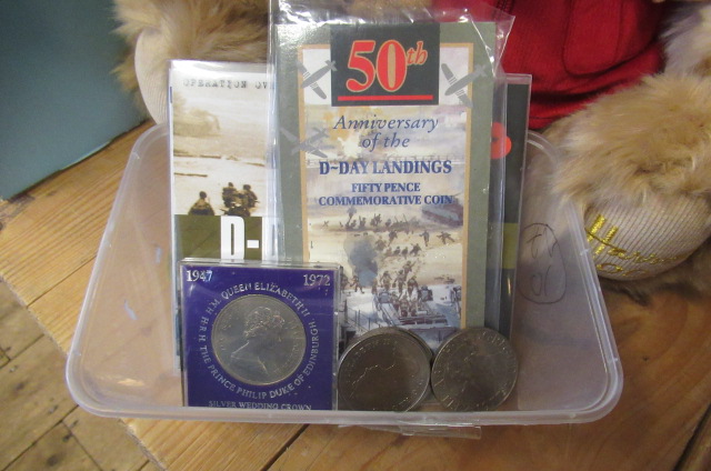 QUANITTY OF COMMEMORATIVE CROWNS ETC Image