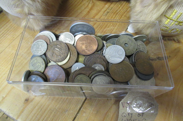 QUANTITY OF WORLD COINS Image