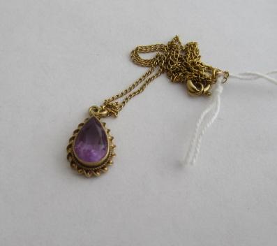 9CT GOLD PENDANT ON CHAIN Image