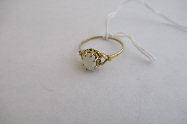 9CT GOLD AND MOONSTONE RING Image