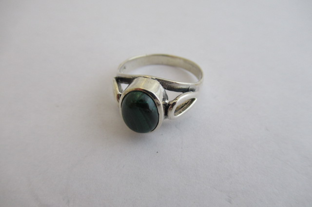 SILVER AND MALACHITE RING Image