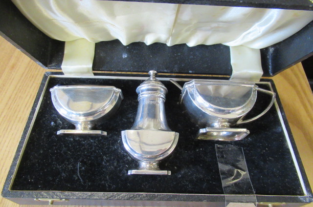 CASED SILVER CONDIMENT SET Image