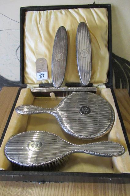 SILVER DRESSING TABLE SET Image