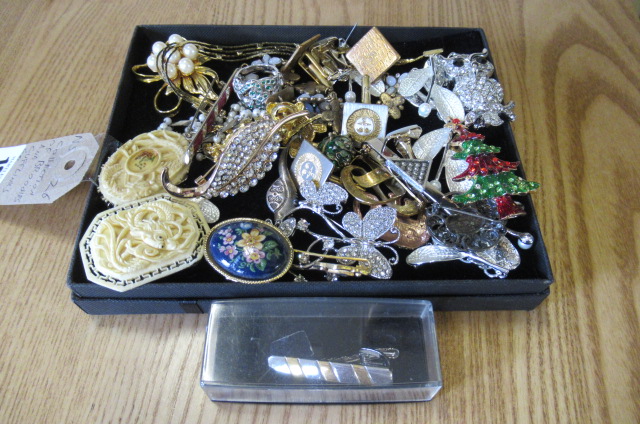 COLLECTION OF BROOCHES ETC Image