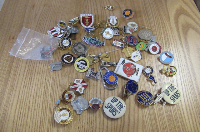 QUANTITY OF PIN BADGES Image