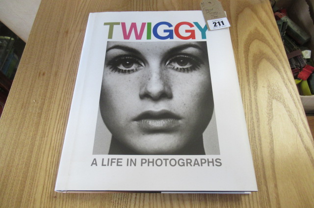 SIGNED TWIGGY BOOK Image