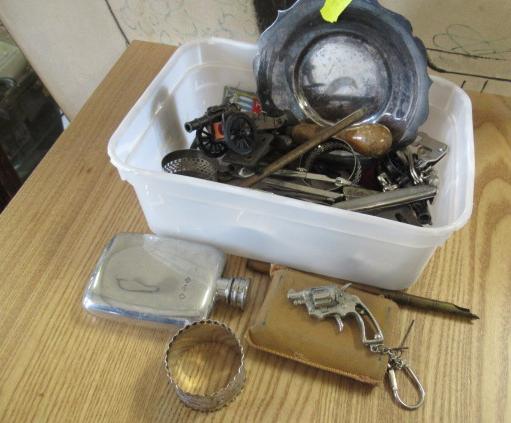 BOX OF MISCELLANEOUS ITEMS Image