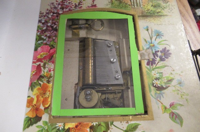 VICTORIAN MUSICAL PHOTO ALBUM Image