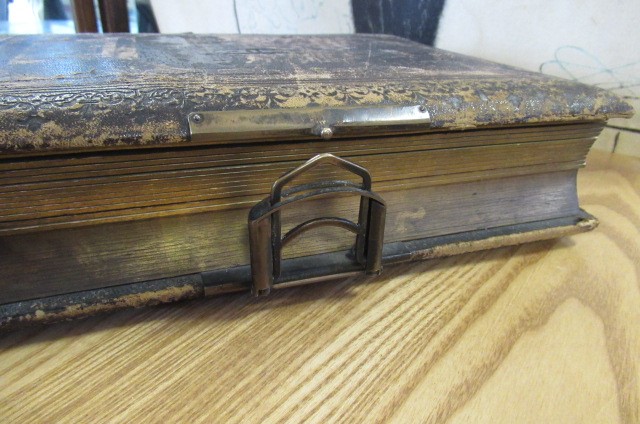 VICTORIAN MUSICAL PHOTO ALBUM Image