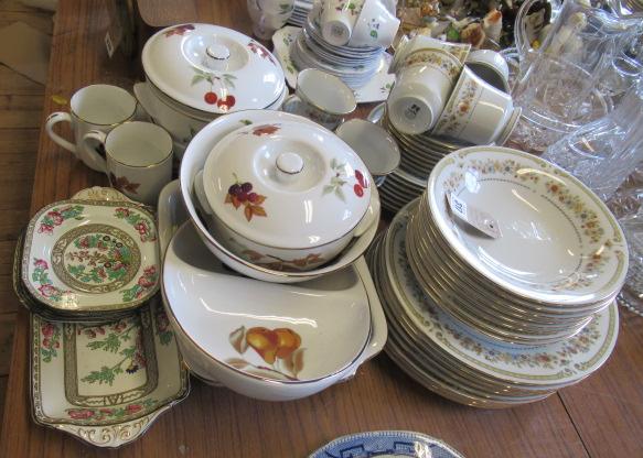 QUANTITY OF CERAMICS Image