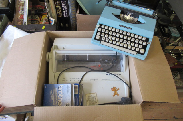 IMPERIAL 200 PORTABLE TYPEWRITER AND ELECTRIC TYPEWRITER Image