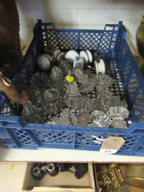TRAY OF GLASS AND CERAMIC DOOR HANDLES Image