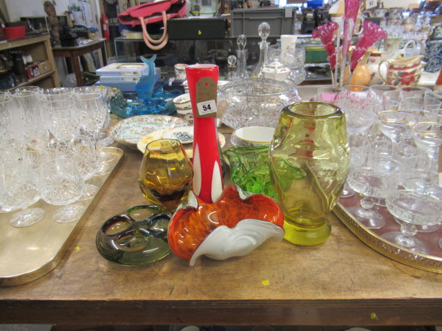 QUANTITY OF GLASS ITEMS Image