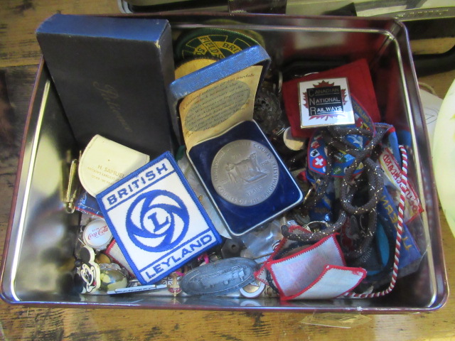 TIN OF METAL AND CLOTH CAP AND OTHER BADGES Image