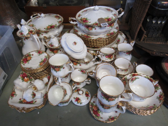 LARGE QUANTITY OF ROYAL ALBERT OLD COUNTRY ROSES TEA AND DINNERWARE Image