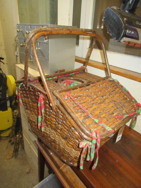 VINTAGE PICNIC BASKET Image