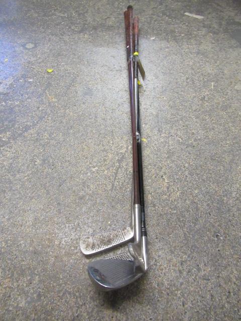 BUNDLE OF VINTAGE GOLF CLUBS Image