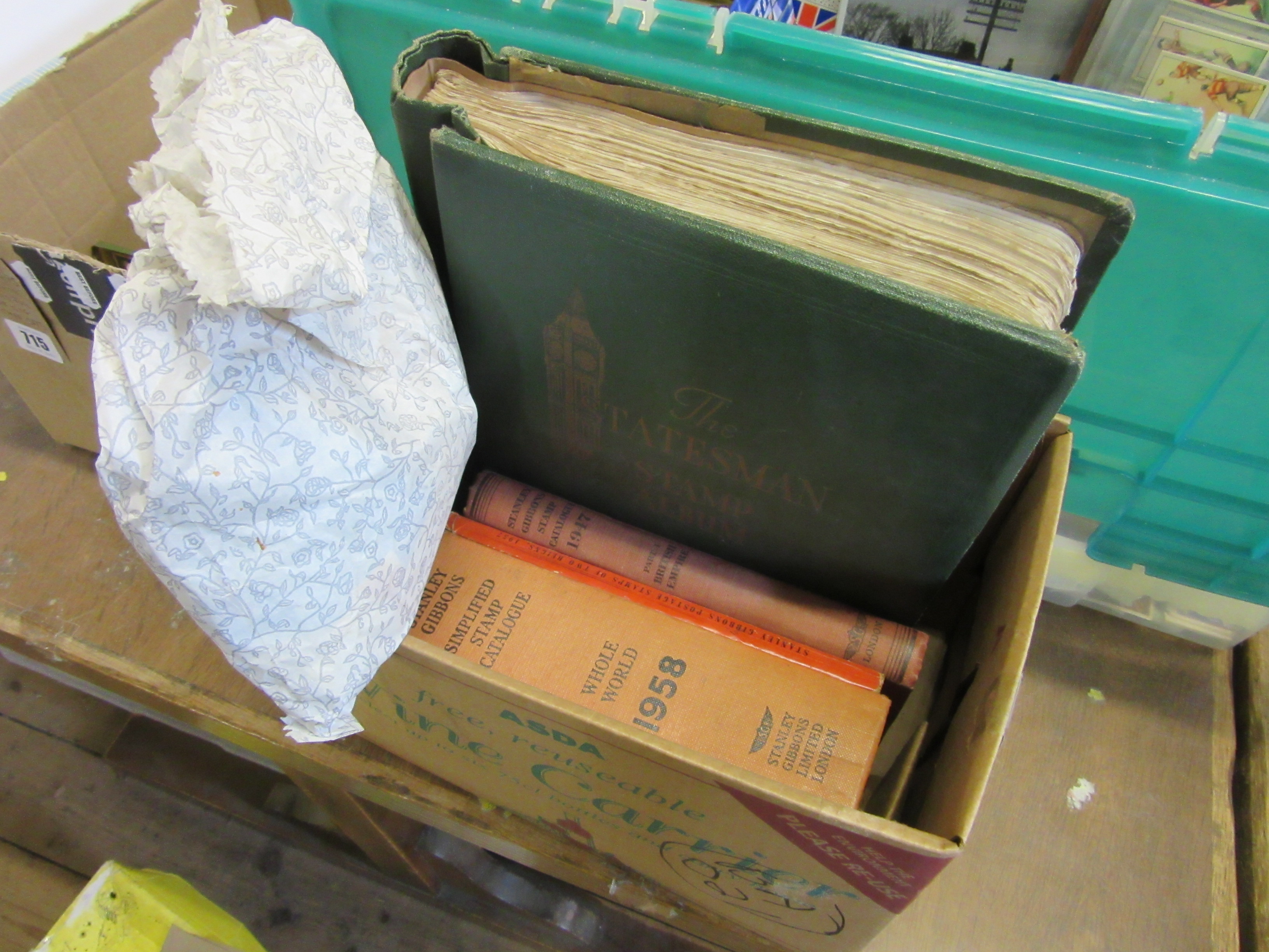 STATESMAN ALBUM OF WORLD STAMPS WITH CATALOGUES AND A BAG OF LOOSE STAMPS Image