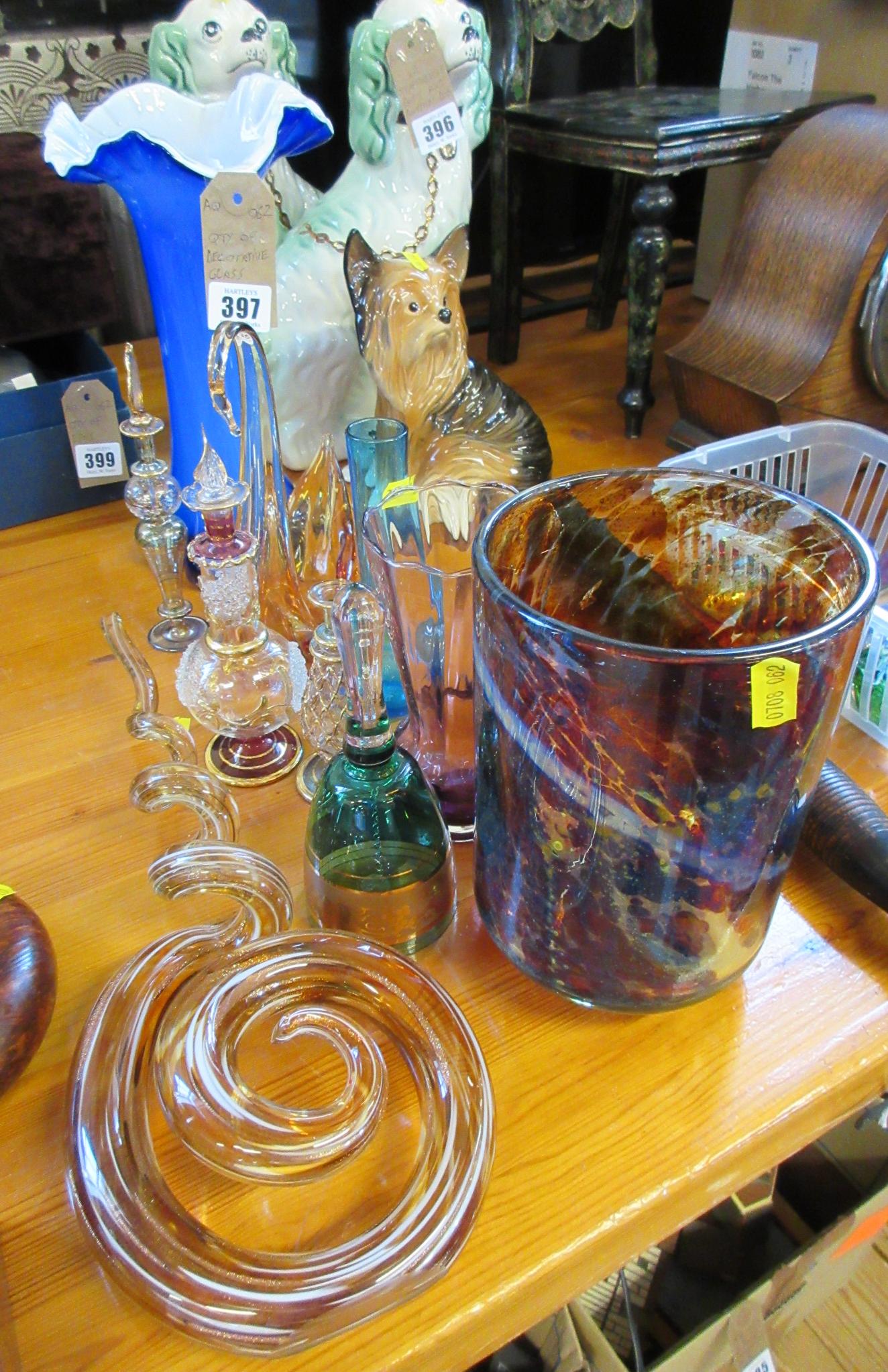 QUANTITY OF DECORATIVE GLASS Image