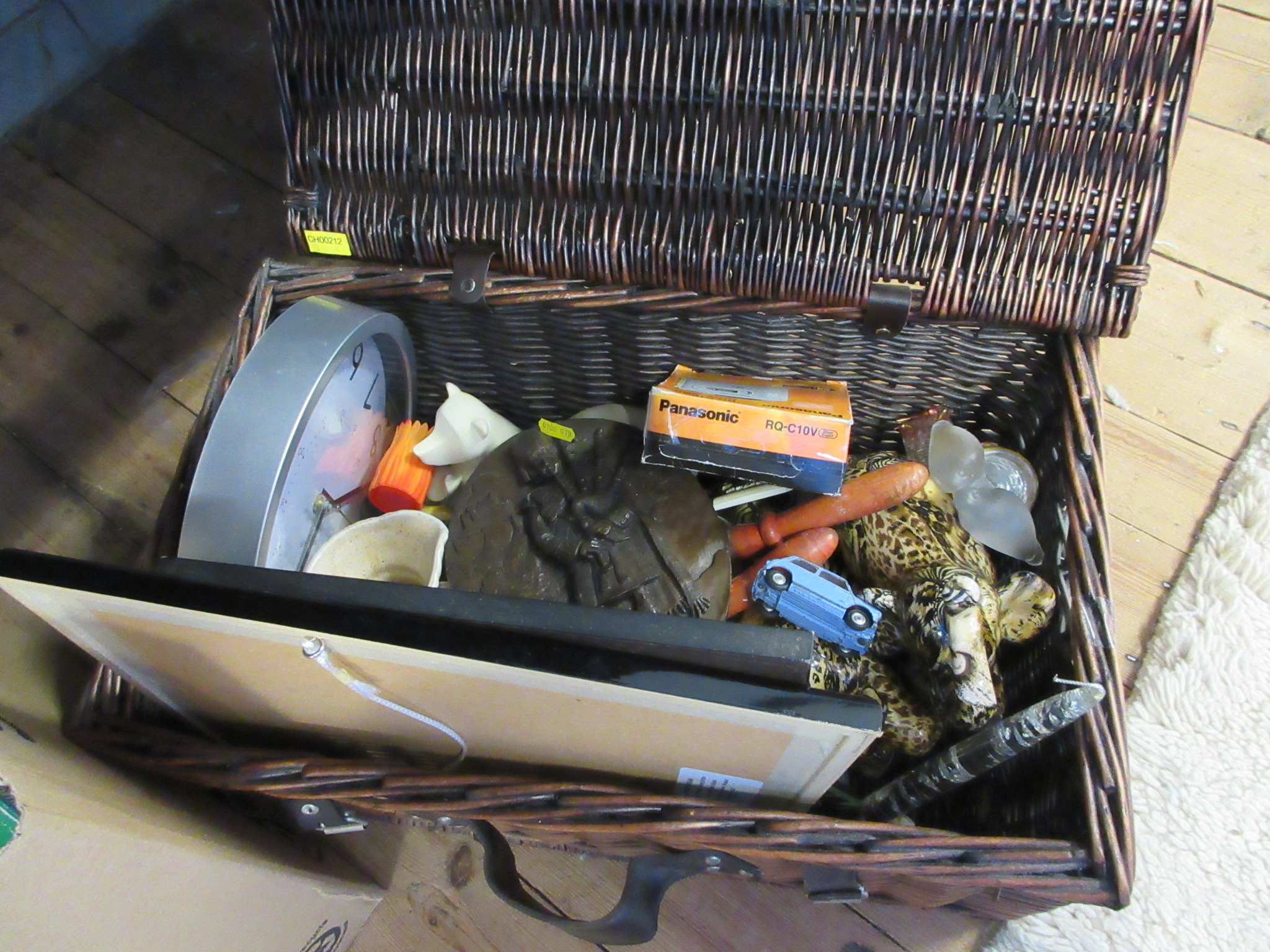 HAMPER OF ORNAMENTS ETC Image