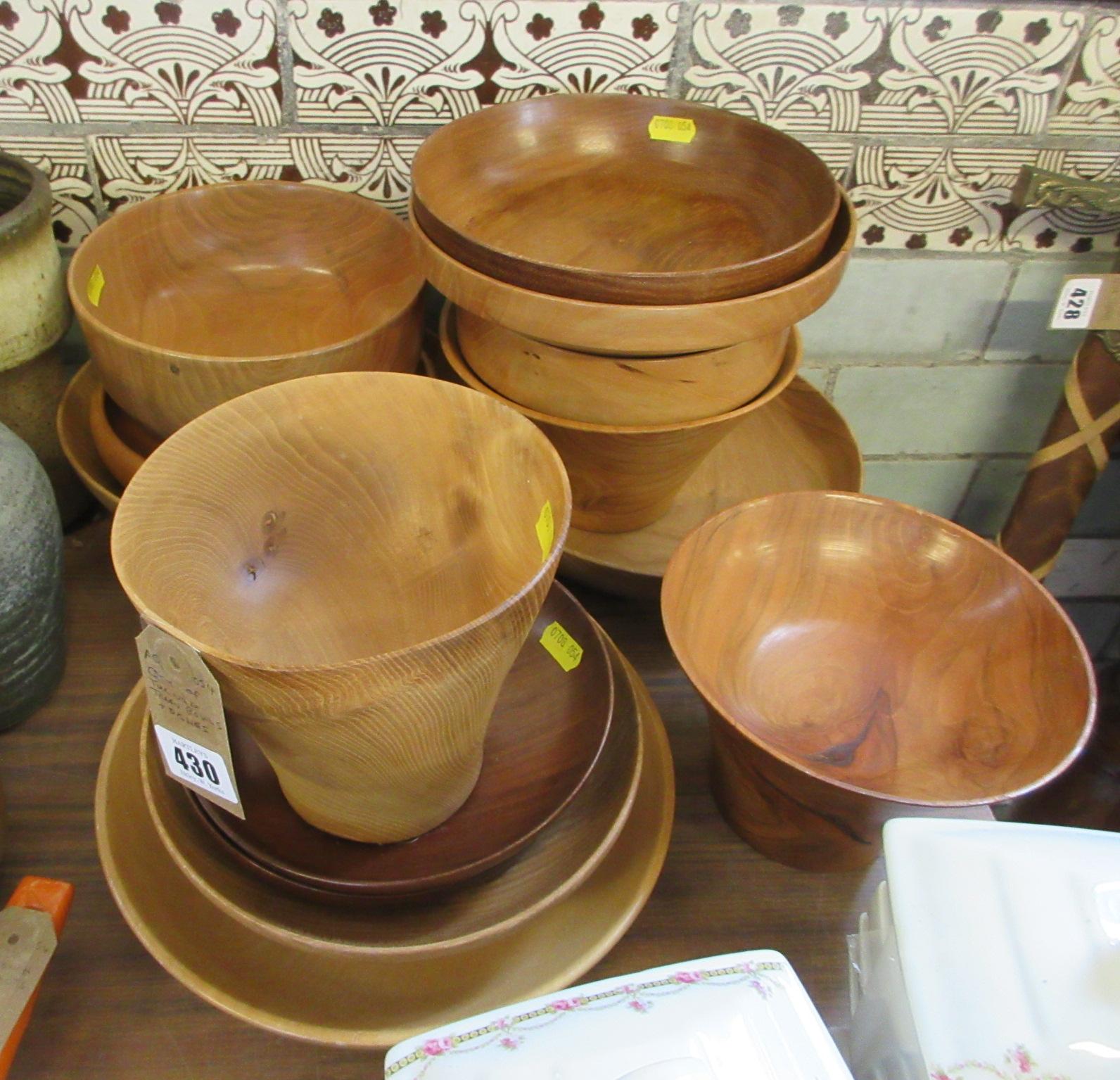 FIFTEEN TURNED WOOD BOWLS AND DISHES Image