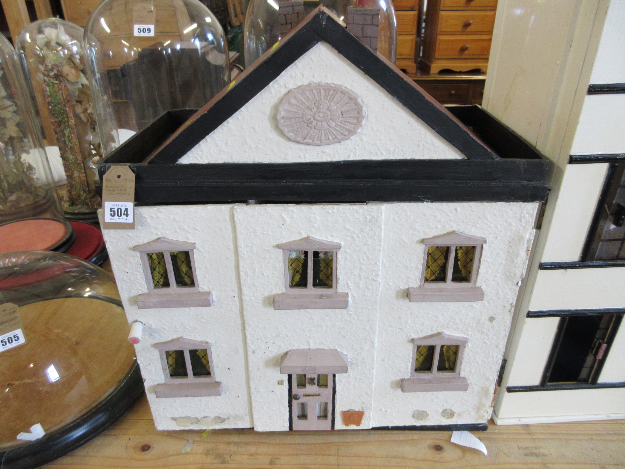 DOLLS HOUSE AND CONTENTS Image