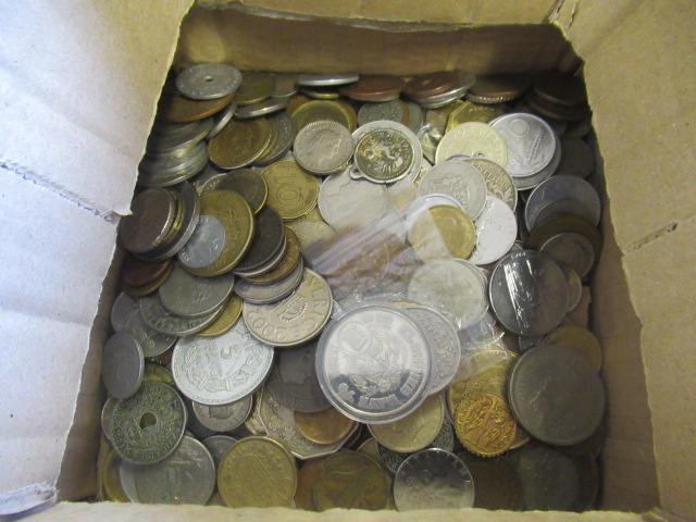 BOX OF WORLD COINS INCLUDING CANADIAN KLONDIKE SILVER COIN ETC Image