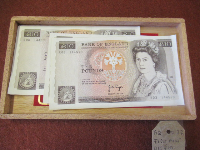 FIVE MINT UK £10 PAGE BANK NOTES WITH CONSECUTIVE SERIAL NUMBERS RO3144579 TO RO3144583 Image