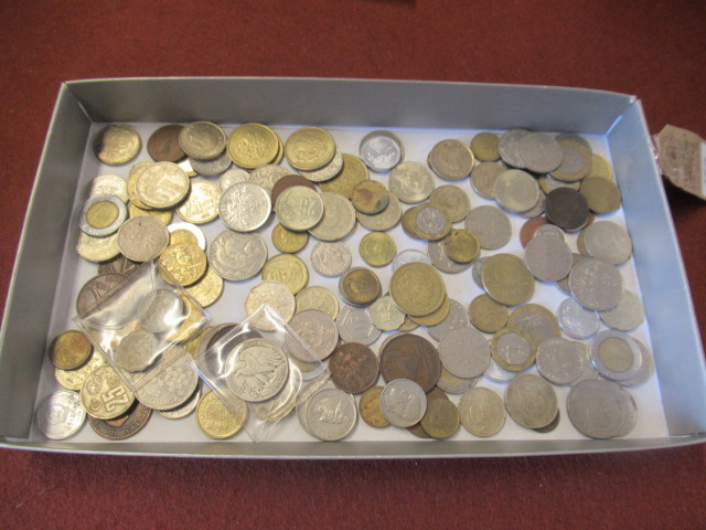 TRAY OF WORLD COINS INCLUDING 1947 HALF US DOLLAR Image
