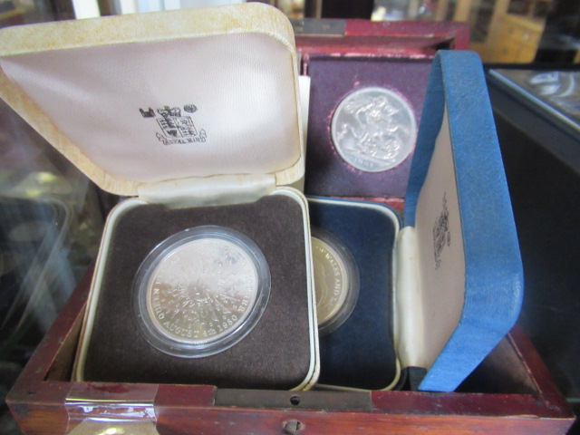 TWO CASED SILVER PROOF CROWNS AND 1951 FESTIVAL OF BRITAIN EXAMPLE Image