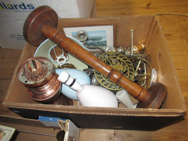 BOX OF MISCELLANEOUS ITEMS Image