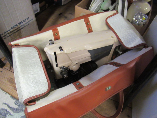 SINGER SEWING MACHINE Image