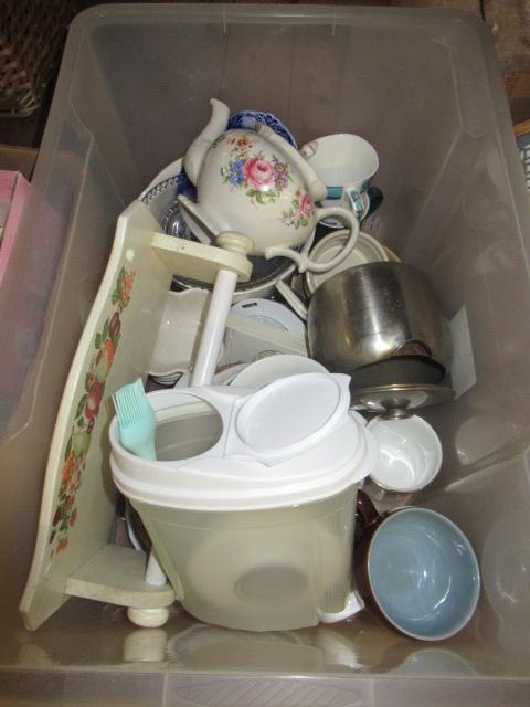 BOX OF MISCELLANEOUS CERAMICS  KITCHENWARE ETC Image