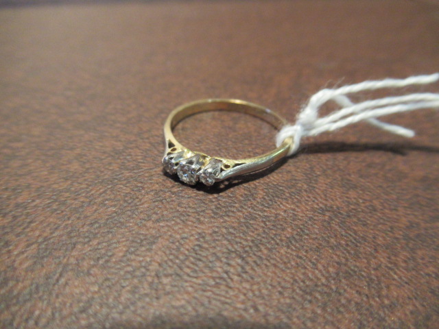 18CT GOLD THREE STONE DIAMOND RING Image