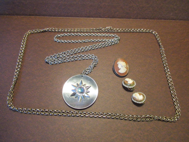 QUANTITY OF JEWELLERY INCLUDING PLATED CHAIN AND CAMEO ETC Image