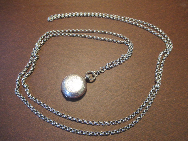 VICTORIAN SILVER SOVEREIGN HOLDER ON SILVER CHAIN Image